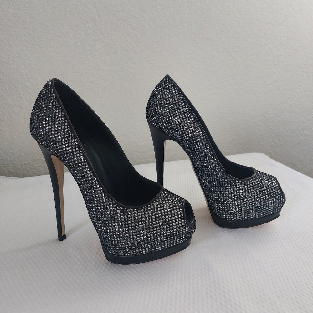 GIUSEPPE ZANOTTI Black Sharon Theron Argento Peep Toe Platform heels. Size 6